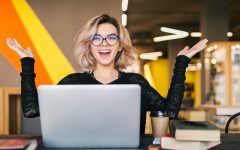 ragazza usa il servizio di recupero anni scolastici online