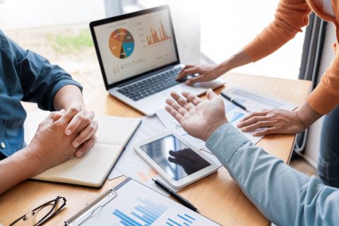 Ragazzi si preparano e studiano per il corso I.T.S.E. Amministrazione, Finanza e Marketing