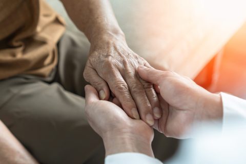 Mano di un anziano paziente supportata da un medico geriatrico. Giornata promossa nell'ambito dell'istruzione e dei corsi di recupero scolastico. L'indirizzo di studio è Servizi per la Sanità e l'Assistenza Sociale .